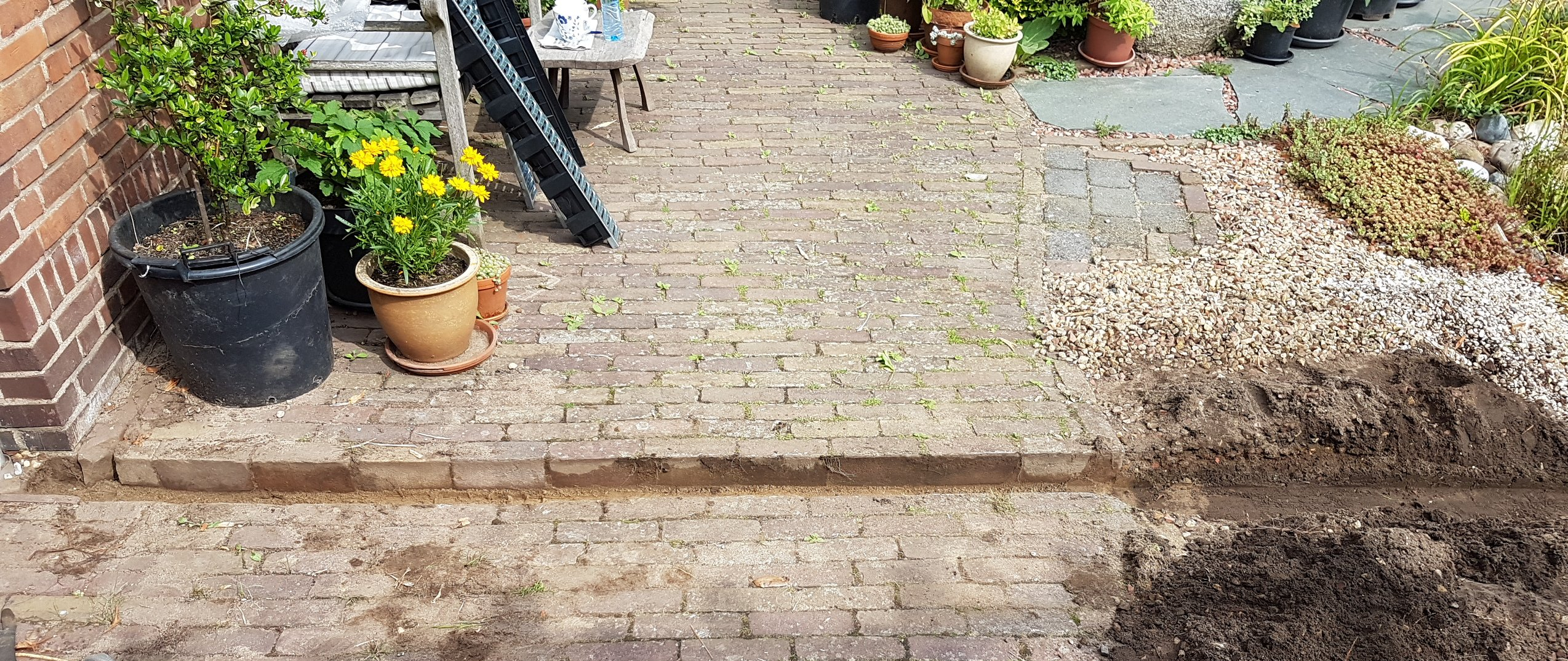 Steentjes verwijderd en een sleuf gegraven