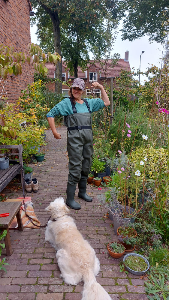 Astrid met waadpak aan, klaar om de vijver in te gaan.
